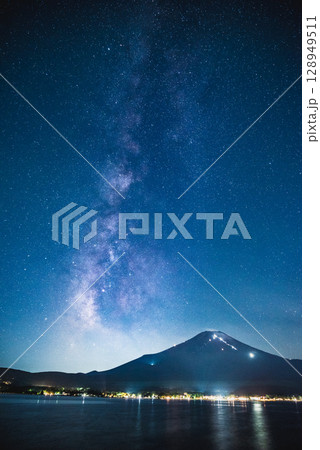 富士山と天の川 富士山と天の川 128949511