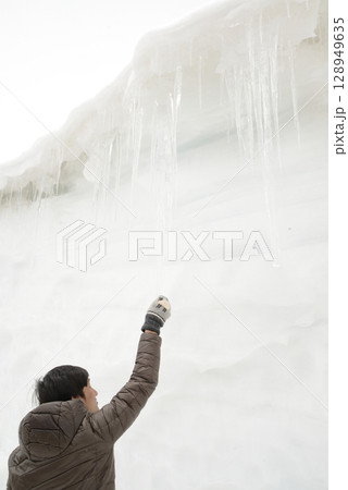Tourists travel and play snow at Khardung La. This pass is located in the Ladakh mountains north of Leh and connects the Indus and Shyok river valleys and is the highest motorable road in the world. Tourists travel and play snow at Khardung La. This pass is located in the Ladakh mountains north of Leh and connects the Indus and Shyok river valleys and is the highest motorable road in the world. 128949635