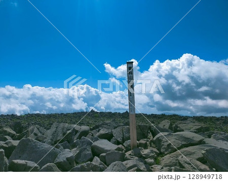 蓼科山山頂と青空にそびえる標柱/Mt. Tateshina Summit Signpost unde 128949718