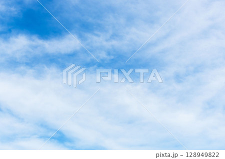6月の空　青空に薄雲が広がる11 128949822