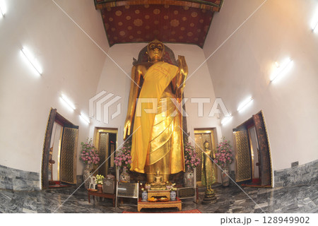 The 10-meter-high standing Buddha statue is made of bronze and is enshrined in Wat Phra Chetuphon Wimonmangklaram or Wat Pho is popular with both tourists. The 10-meter-high standing Buddha statue is made of bronze and is enshrined in Wat Phra Chetuphon Wimonmangklaram or Wat Pho is popular with both tourists. 128949902