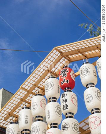 青空に映える祇園祭・鷹山の御神燈 128950014