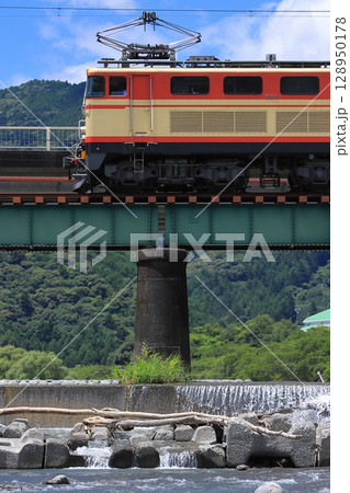 夏空の大井川鉄道をのんびりと走行する元西武E31形機関車_2025/7/20撮影 夏空の大井川鉄道をのんびりと走行する元西武E31形機関車_2025/7/20撮影 128950178