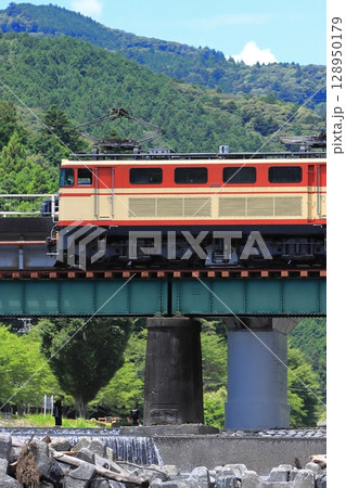 夏空の大井川鉄道をのんびりと走行する元西武E31形機関車_2025/7/20撮影 128950179