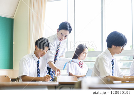 男子生徒に勉強を教える男性教師 128950195