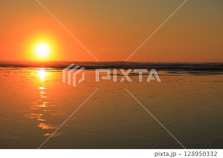 朝日に染まる海 128950332