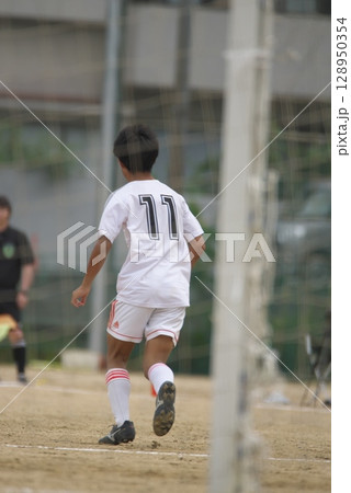 サッカーの試合、少年、後ろ姿 128950354