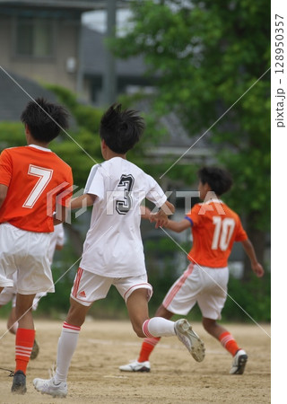 サッカーの試合、少年、後ろ姿 128950357