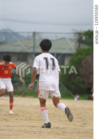 サッカーの試合、少年、後ろ姿 128950360