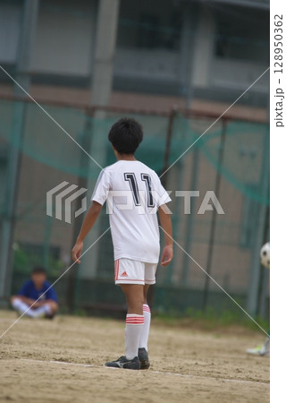 サッカーの試合、少年、後ろ姿 128950362