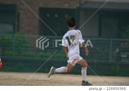 サッカーの試合、少年、後ろ姿 128950368
