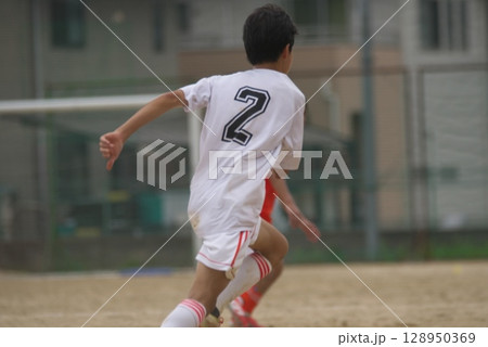 サッカーの試合、少年、後ろ姿 128950369