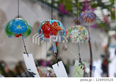 色とりどりの風鈴（川崎大師風鈴市） 128950528