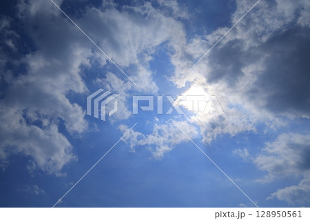 青空と白い雲 128950561