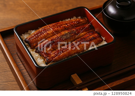 土用の丑の日・香ばしい鰻の蒲焼と白ご飯 土用の丑の日・香ばしい鰻の蒲焼と白ご飯 128950824
