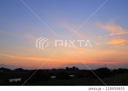 夕焼けの綺麗な風景 128950835