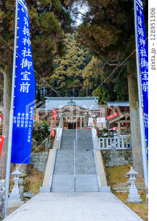 冬の積雪した脊振神社神社 佐賀県神埼市 冬の積雪した脊振神社神社 佐賀県神埼市 128951306