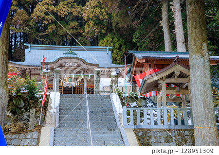 冬の積雪した脊振神社神社　佐賀県神埼市 128951309