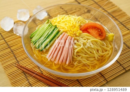冷やし中華・彩り豊かな具材と涼しげな夏の味 128951489