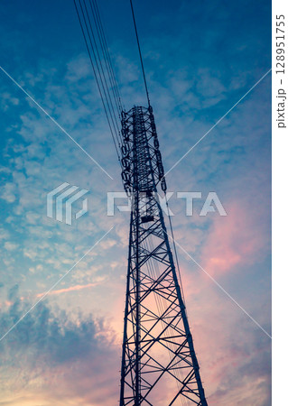 夕空に見上げる送電線鉄塔　暖色　シアン 128951755
