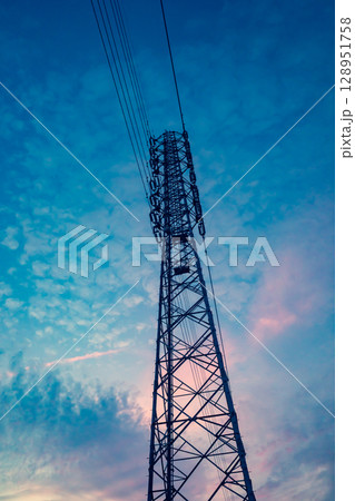 夕空に見上げる送電線鉄塔　シアン 128951758