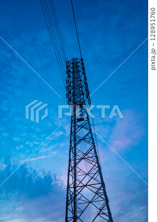 夕空に見上げる送電線鉄塔 寒色 夕空に見上げる送電線鉄塔 寒色 128951760