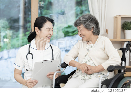 女性看護師 訪問看護 在宅医療 女性看護師 訪問看護 在宅医療 128951874