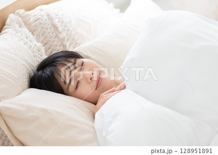 ベッドで寝る女性 ベッドで寝る女性 128951891
