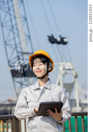 建設現場の作業服の女性 建設現場の作業服の女性 128951953