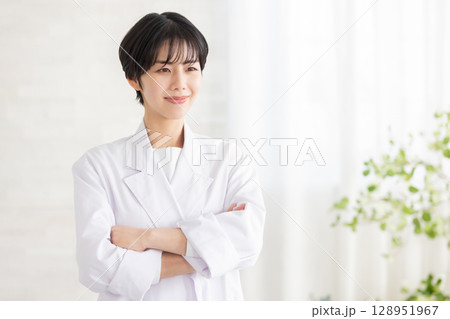 白衣の若い女性 白衣の若い女性 128951967