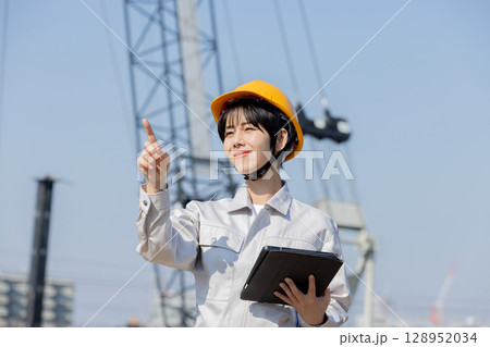 建設現場の作業服の女性　 128952034