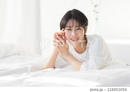 ベッドに横たわる女性 エモい斜光 ベッドに横たわる女性 エモい斜光 128952050