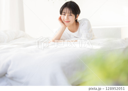 ベッドに横たわる女性 エモい斜光 ベッドに横たわる女性 エモい斜光 128952051