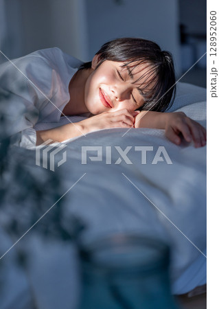ベッドに横たわる女性 エモい斜光 ベッドに横たわる女性 エモい斜光 128952060