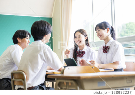 高校生　男女　グループワーク　授業 128952227