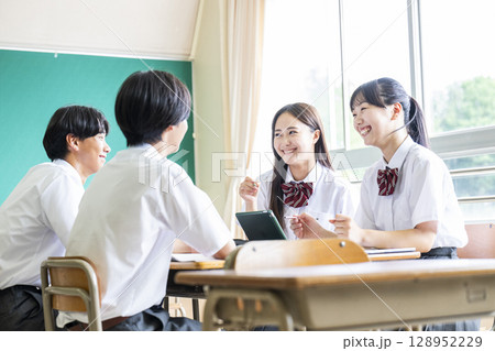 高校生　男女　グループワーク　授業 128952229