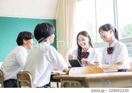 高校生 男女 グループワーク 授業 高校生 男女 グループワーク 授業 128952230