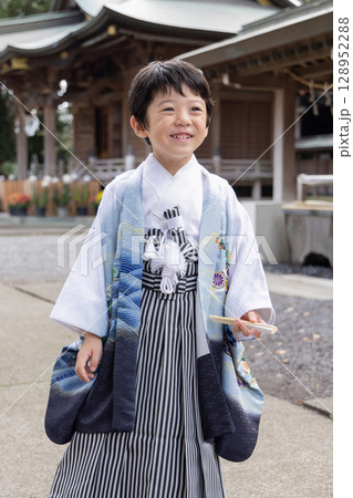 七五三　扇子を使う男の子 128952288
