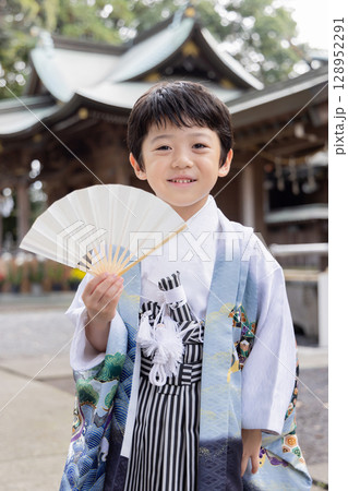七五三　扇子を使う男の子 128952291