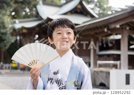 七五三　扇子を広げる男の子 128952292