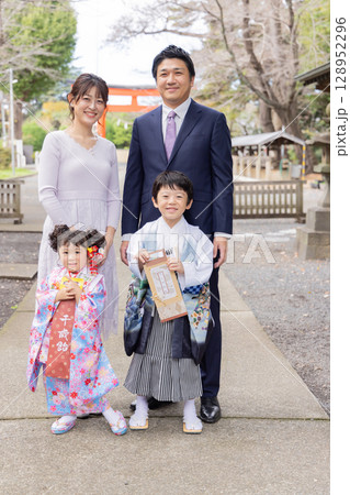 七五三詣　ポートレイト 128952296