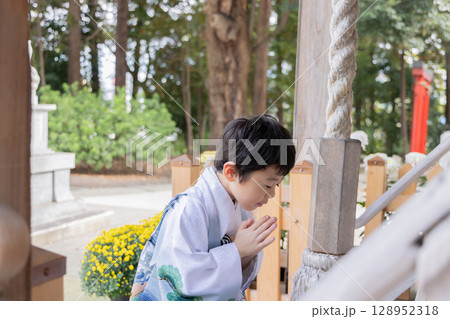 七五三　参拝　祈る 128952318
