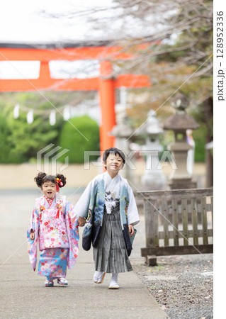 七五三　ポートレート 128952336