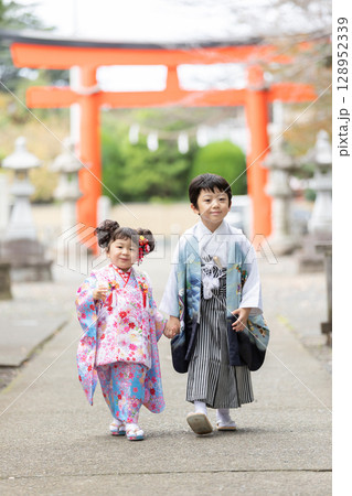 七五三の兄妹 128952339