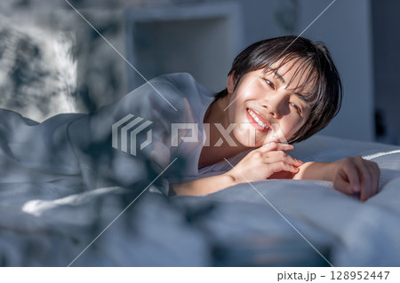 ベッドに横たわる女性 エモい斜光 ベッドに横たわる女性 エモい斜光 128952447