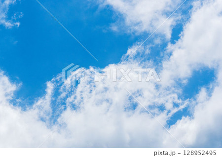 6月の空　昼の青空に白い雲11 128952495