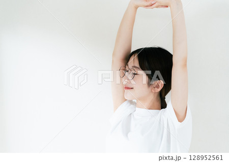 Tシャツ姿の女性ポートレート Tシャツ姿の女性ポートレート 128952561