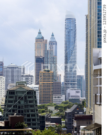 タイ・バンコク中心部の高層ビル群 / Bangkok, Thailand タイ・バンコク中心部の高層ビル群 / Bangkok, Thailand 128952739