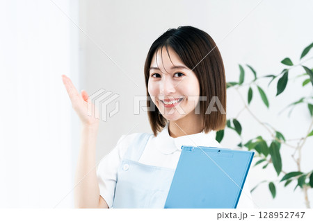 案内する医療従事者 128952747