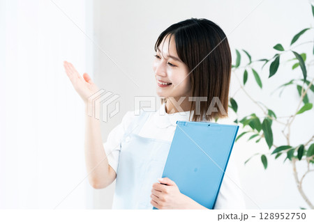 案内する医療従事者 128952750